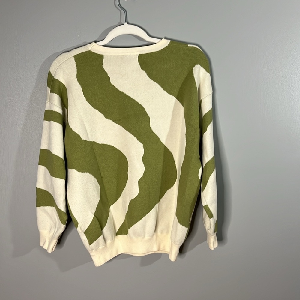 Le Lis Collection Green and Cream Swirl Pattern Sweater - Picture 3 of 4